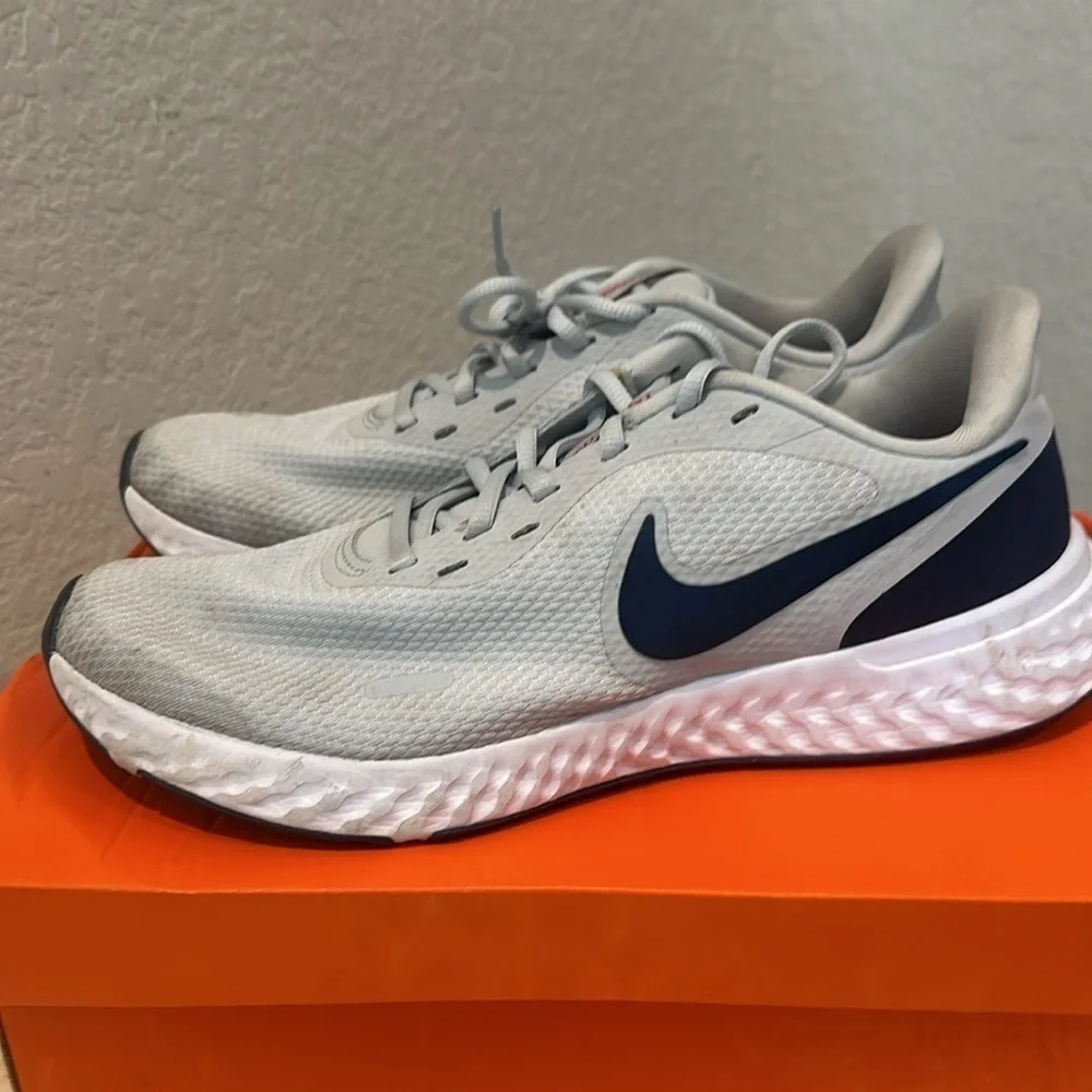 Nike revolution 5 sneakers size 9